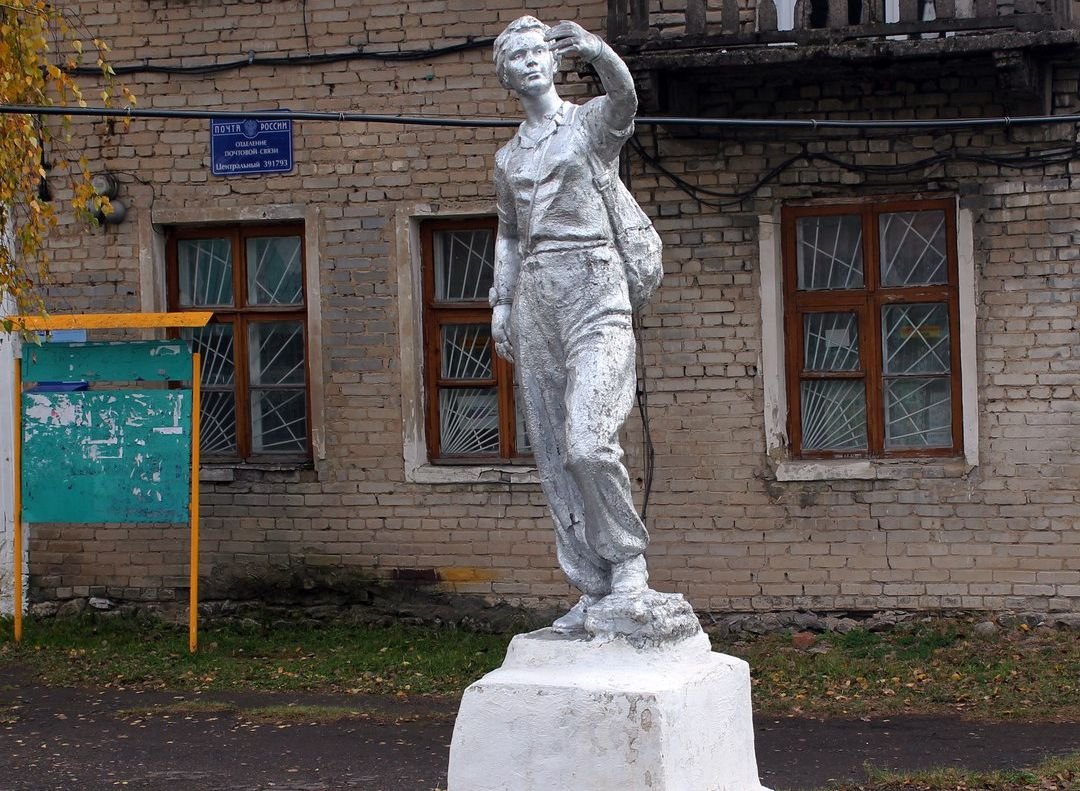 Фото: под Рязанью обнаружили советский памятник девушке, «делающей селфи»