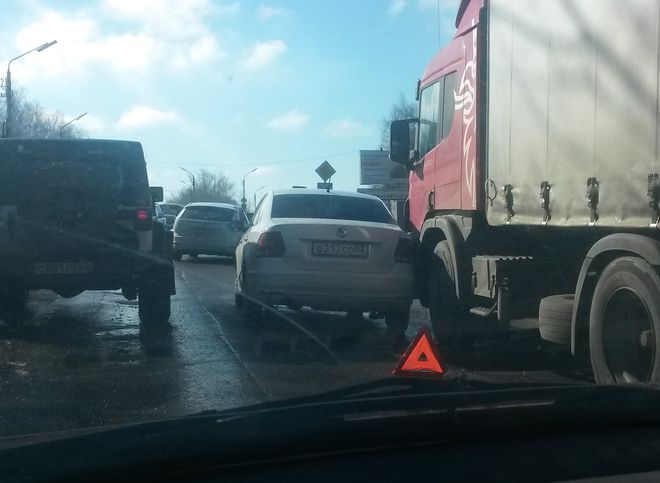 На Куйбышевском шоссе столкнулись фура и Volkswagen