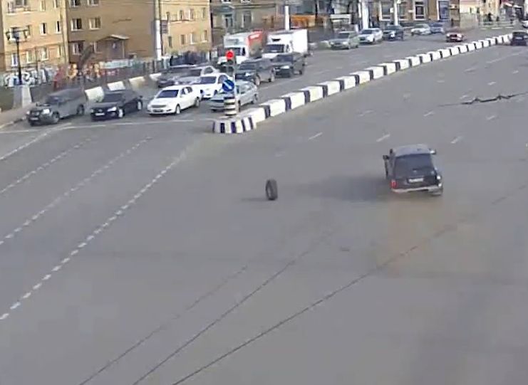 На Первомайском проспекте отлетевшее колесо внедорожника «атаковало» ВАЗ-2114