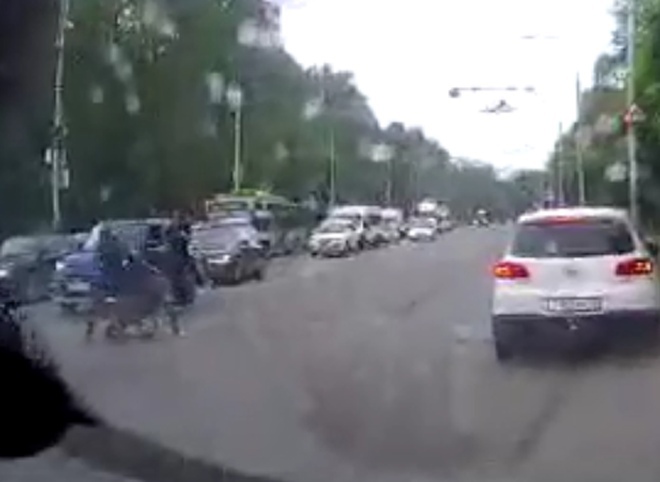 Драка двух водителей в рязанском микрорайоне Приокский попала на видео