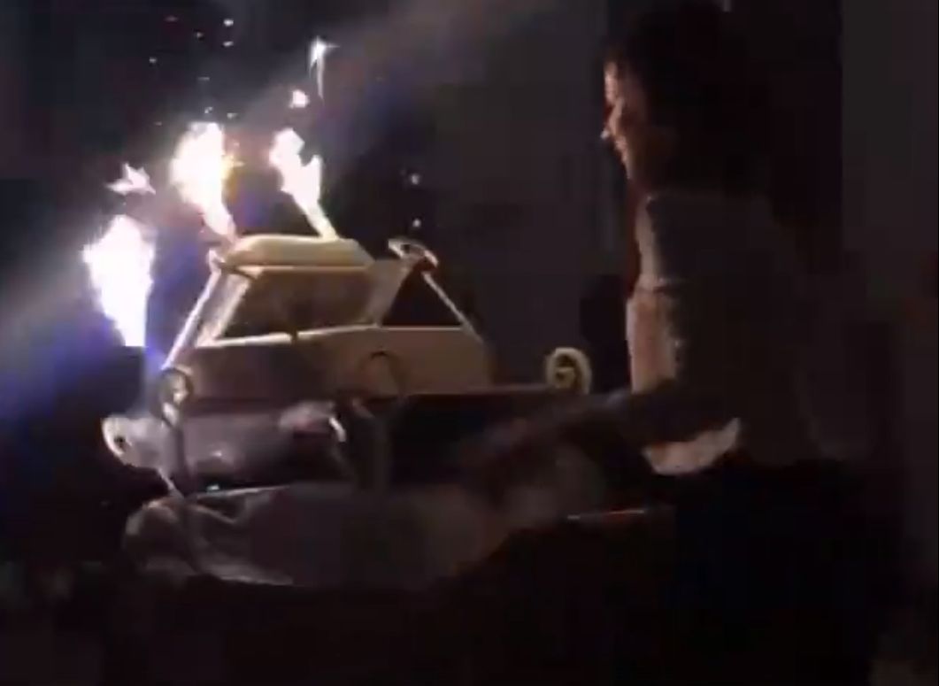 На вручении премии «Хрустальный журавль» упал торт со свечами (видео)