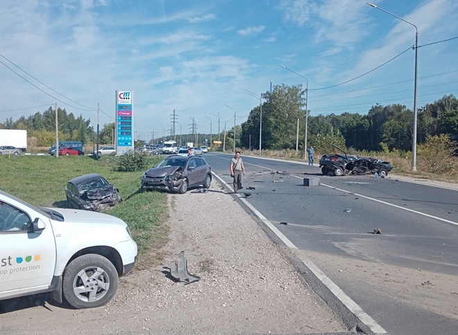 В массовой аварии на Ряжском шоссе пострадали два человека