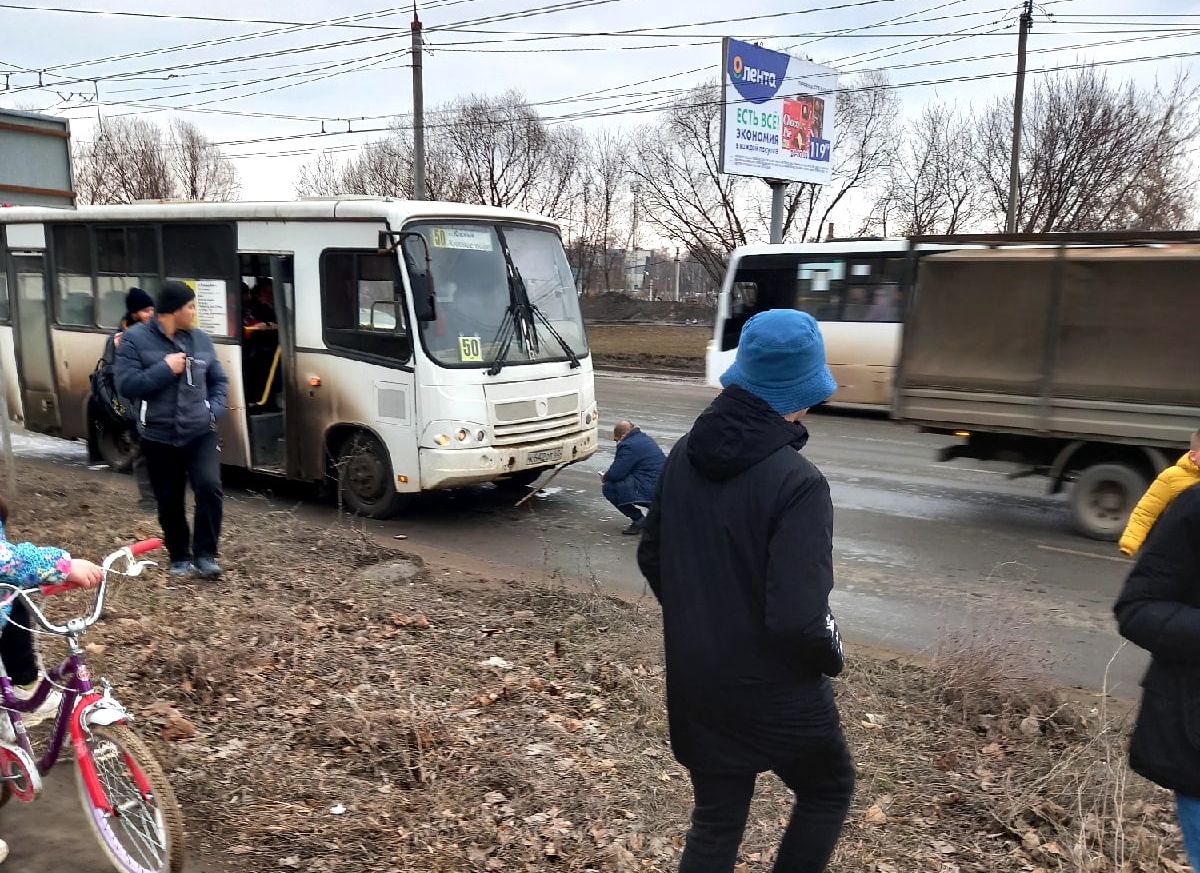 В Канищеве маршрутка №50 протаранила легковушку Renault