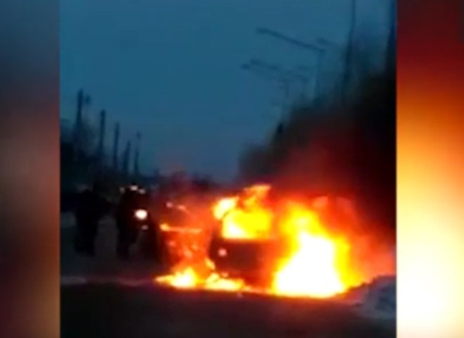 Водители спасли уснувшего таксиста из горящей машины (видео)