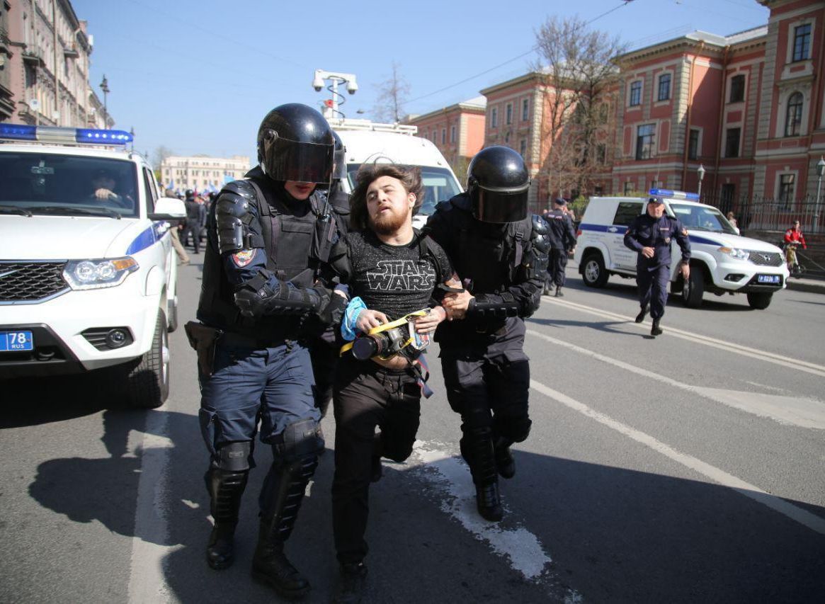 На первомайском шествии в Санкт-Петербурге начались массовые задержания