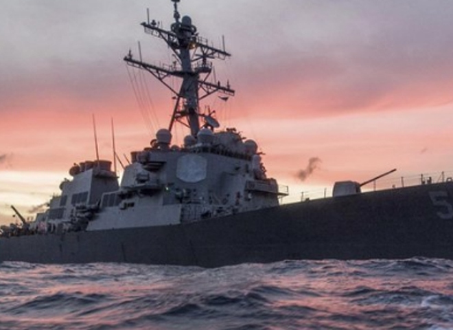Ракетный эсминец США потерял десять матросов при столкновении с торговым судном