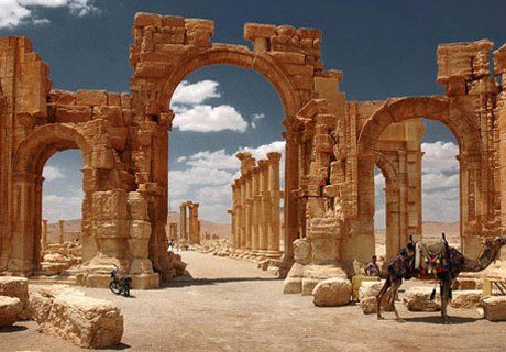 Боевики уничтожили Триумфальную арку в Пальмире