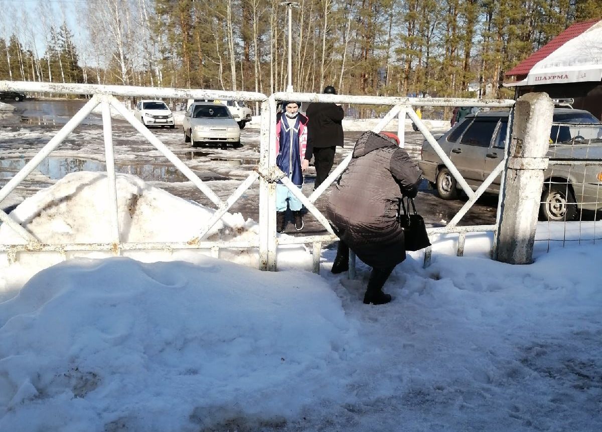 В Касимове люди вынуждены пролезать сквозь забор, чтобы дойти до больницы