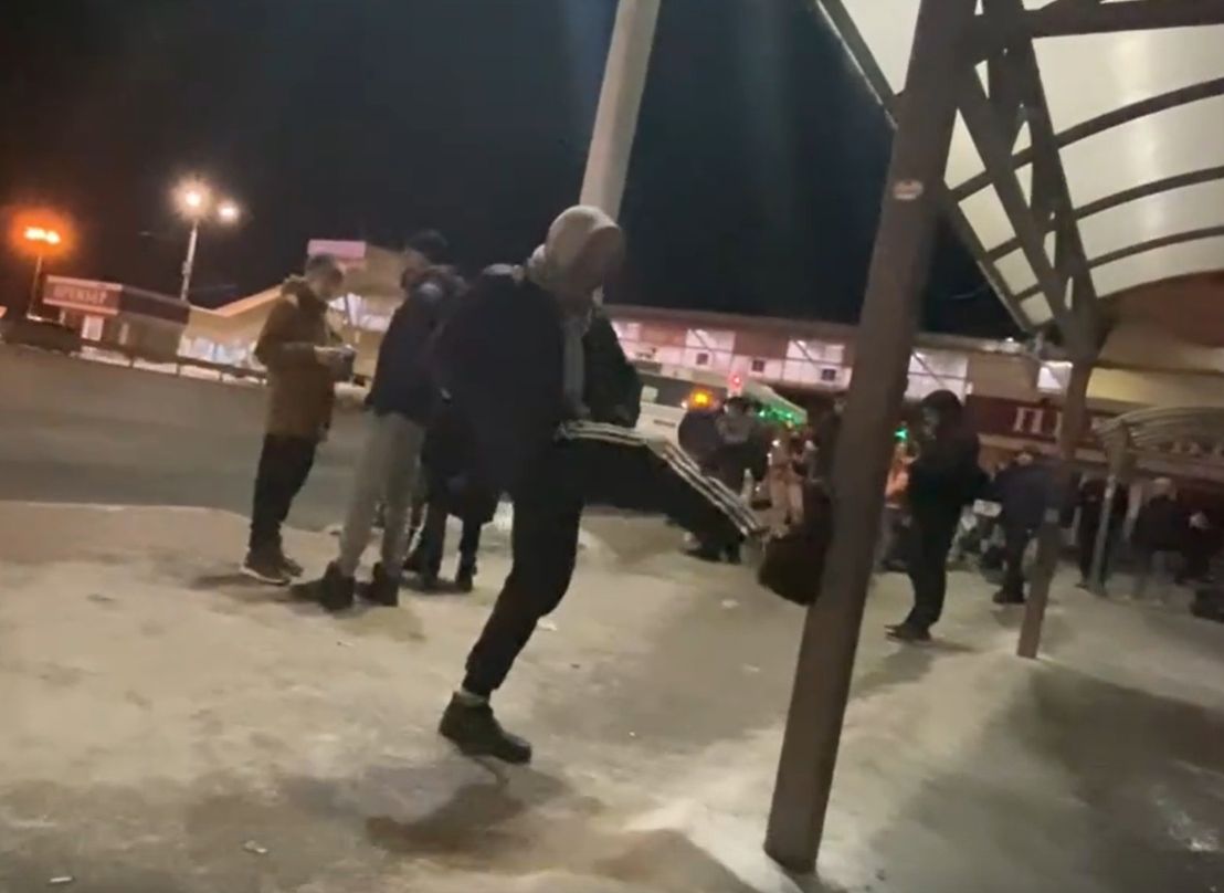 В Рязани сняли на видео мужчину, «устроившего бой» с остановкой