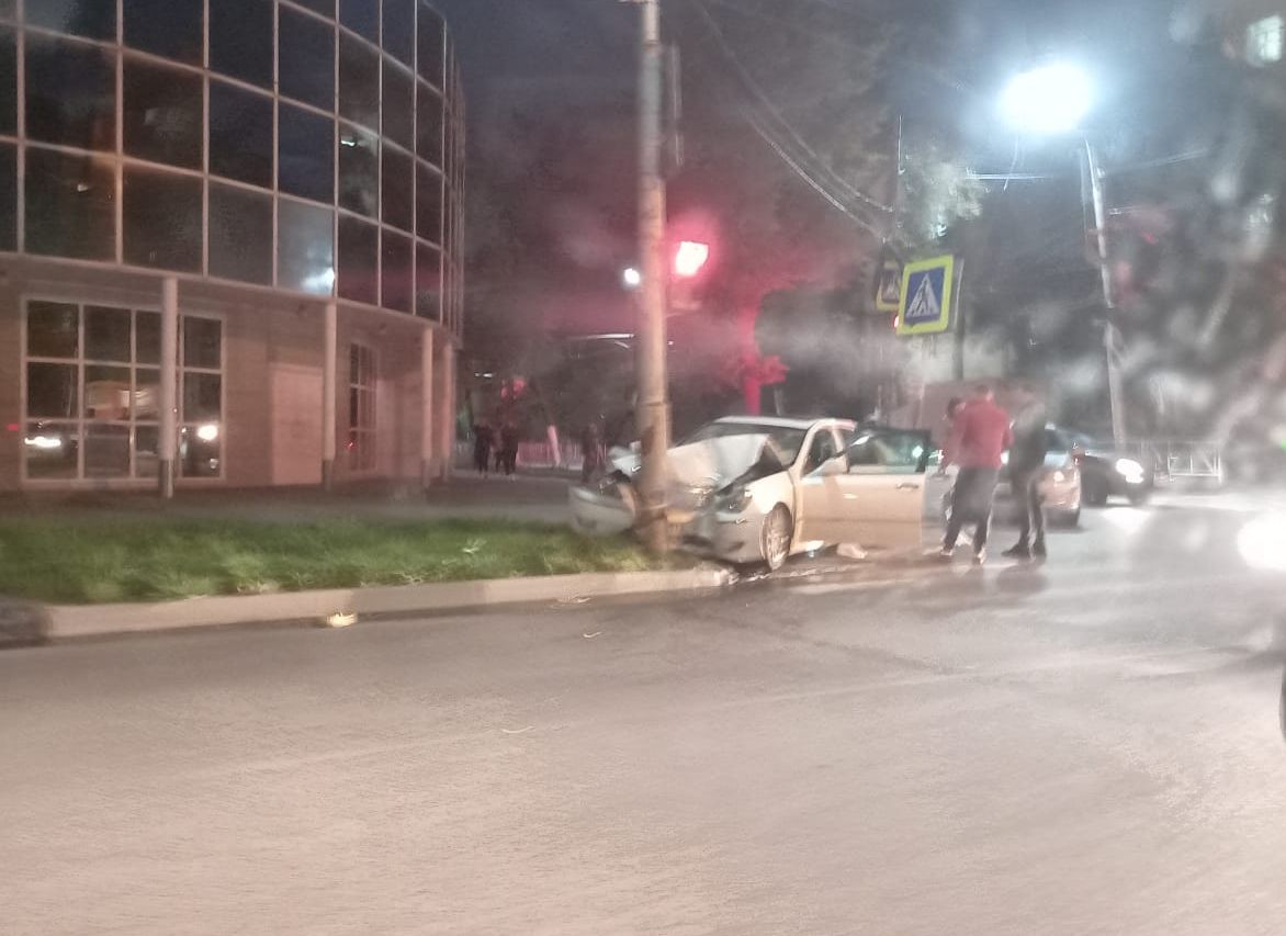 На улице Гагарина 22-летняя девушка врезалась в столб