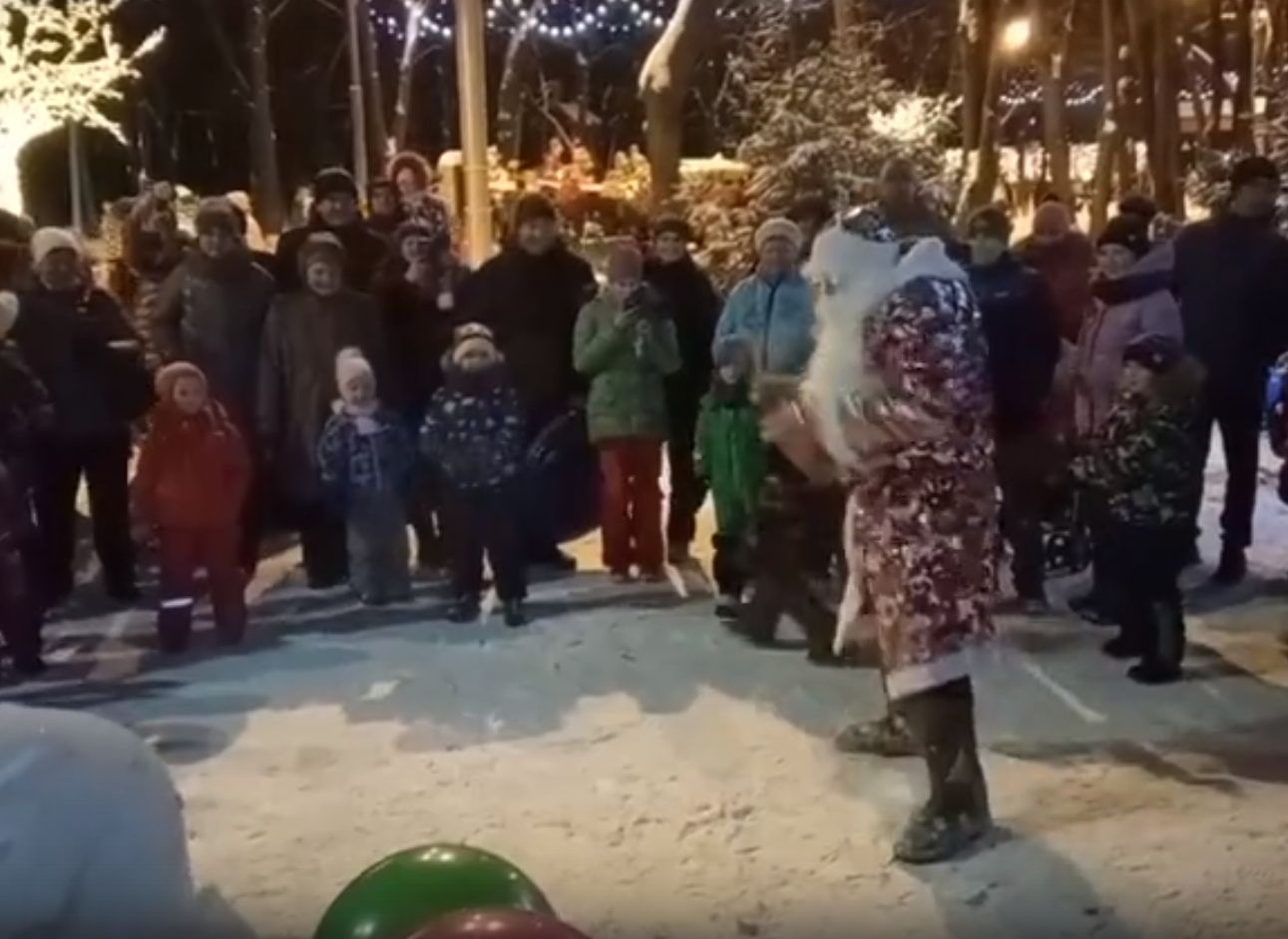 Видео: Дед Мороз исполняет нижний брейк в Лесопарке