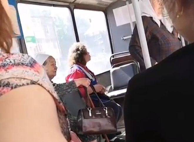 Конфликт между кондуктором и пассажиром рязанского троллейбуса попал на видео