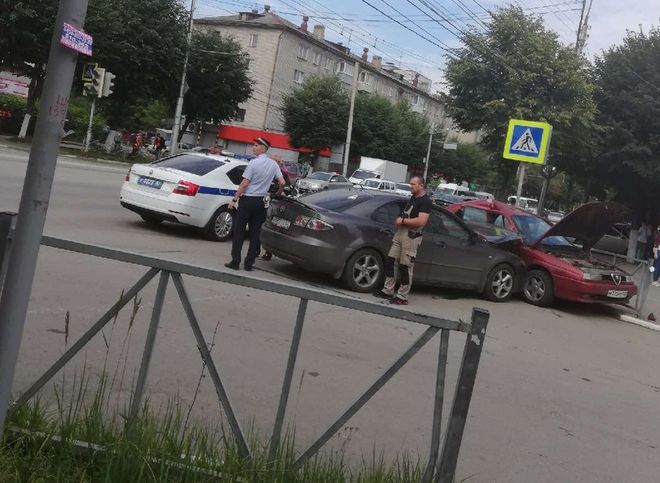 На улице Дзержинского столкнулись две легковушки