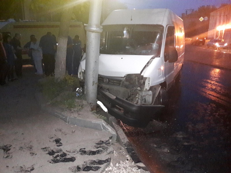 В Рязани микроавтобус въехал в столб, пострадали пять человек