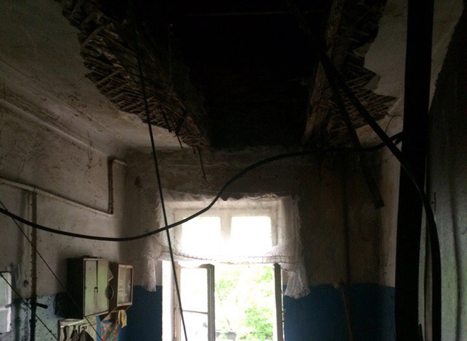 По факту обрушения потолка в квартире на улице Колхозной возбуждено уголовное дело