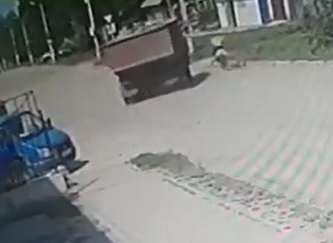Смертельный наезд КАМАЗа на велосипедиста в Скопине попал на видео