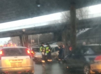 В ДТП с иномаркой, въехавшей в опору моста на Куйбышевском шоссе, пострадал один человек