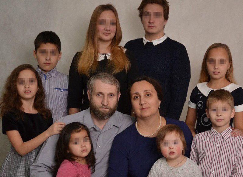 Под Ярославлем набожные родители привязали ребенка за шею к столбу