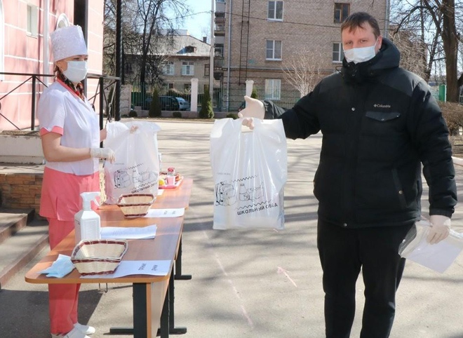 В Рязани начали выдавать продуктовые наборы для школьников