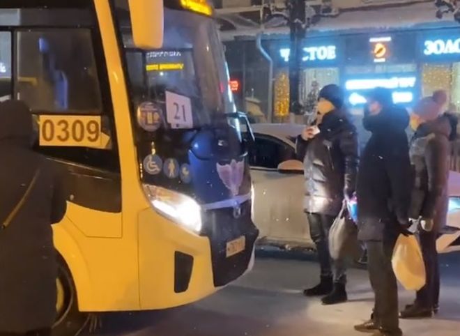 Рязанцы перегородили дорогу автобусу из-за отказа водителя открыть двери на остановке