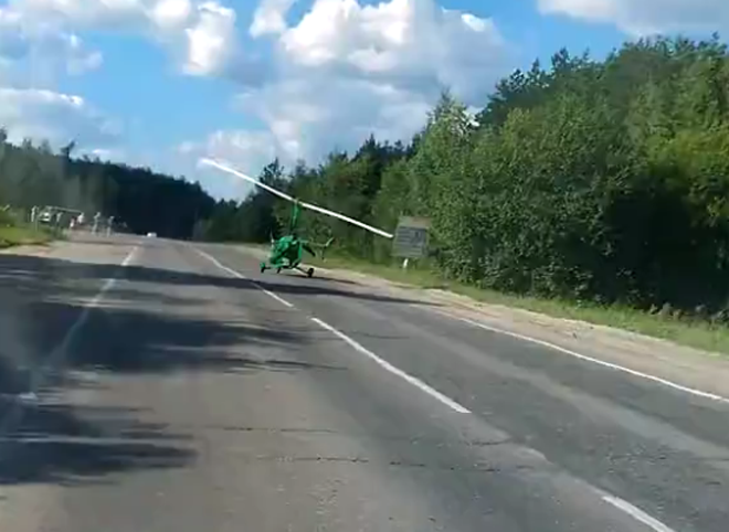 Видео: вертолет взлетает с трассы в Рязанской области