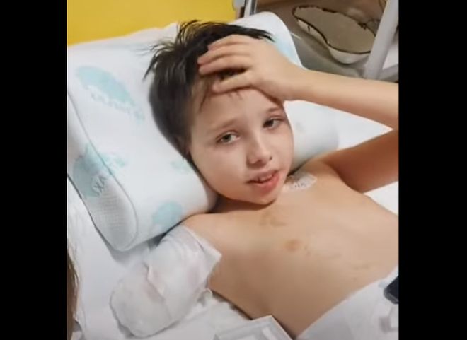 Мать мальчика, потерявшего ноги и руку в ДТП под Рязанью, опубликовала видео с сыном