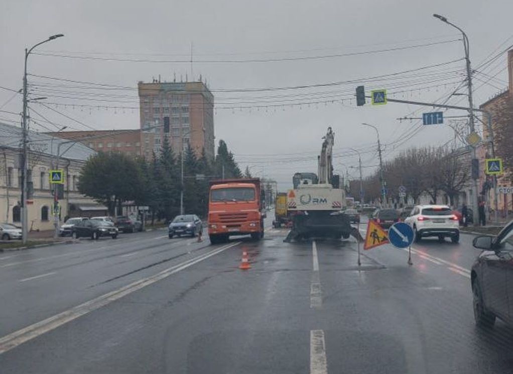 На Первомайском проспекте из-за ремонтных работ оказались перекрыты две полосы движения