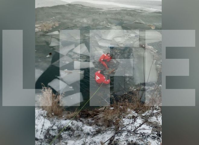 В Перми машина скатилась с обрыва и ушла под лед, погибли женщина и ребенок