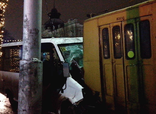 ГИБДД ищет очевидцев крупного ДТП с маршруткой и троллейбусом на улице Ленина