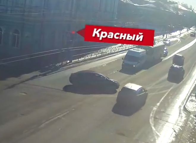 В сети появилось видео ДТП на улице Ленина