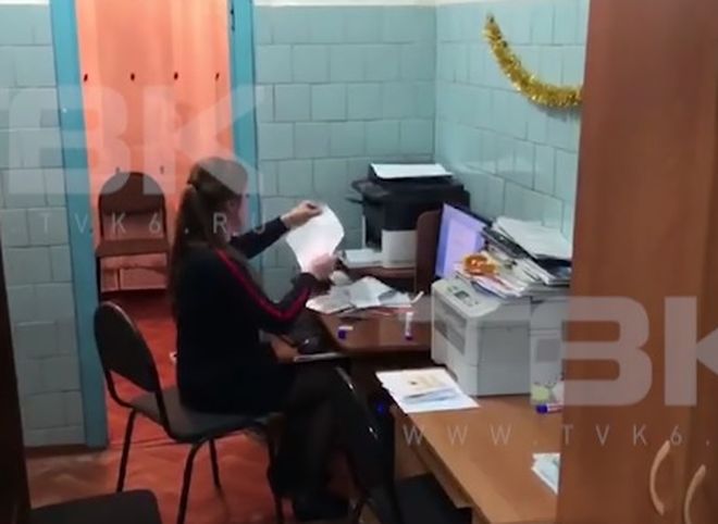 В красноярской школе в туалете оборудовали «учительскую» (видео)