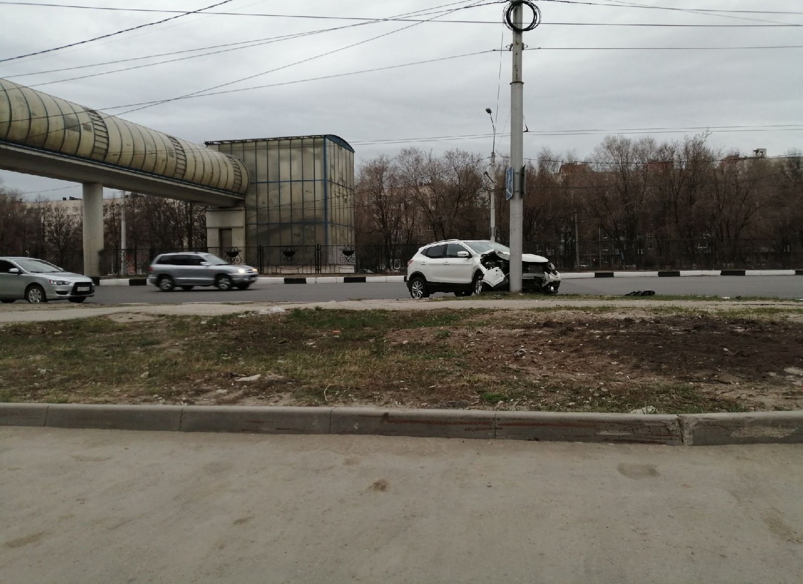 На Московском шоссе кроссовер врезался в столб