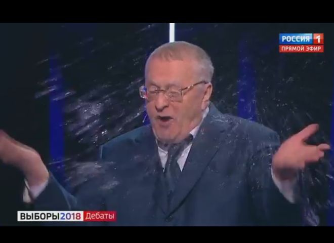 Собчак облила Жириновского водой во время теледебатов (видео)