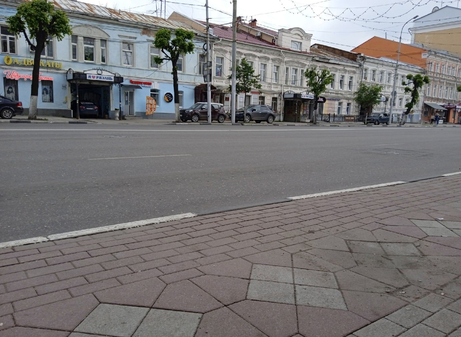 Автомобили, припаркованные на тротуаре улицы Соборной, эвакуируют