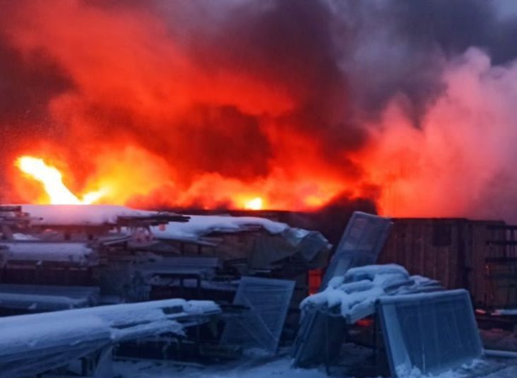 В Подольске случился крупный пожар на заводе по производству пластиковых окон