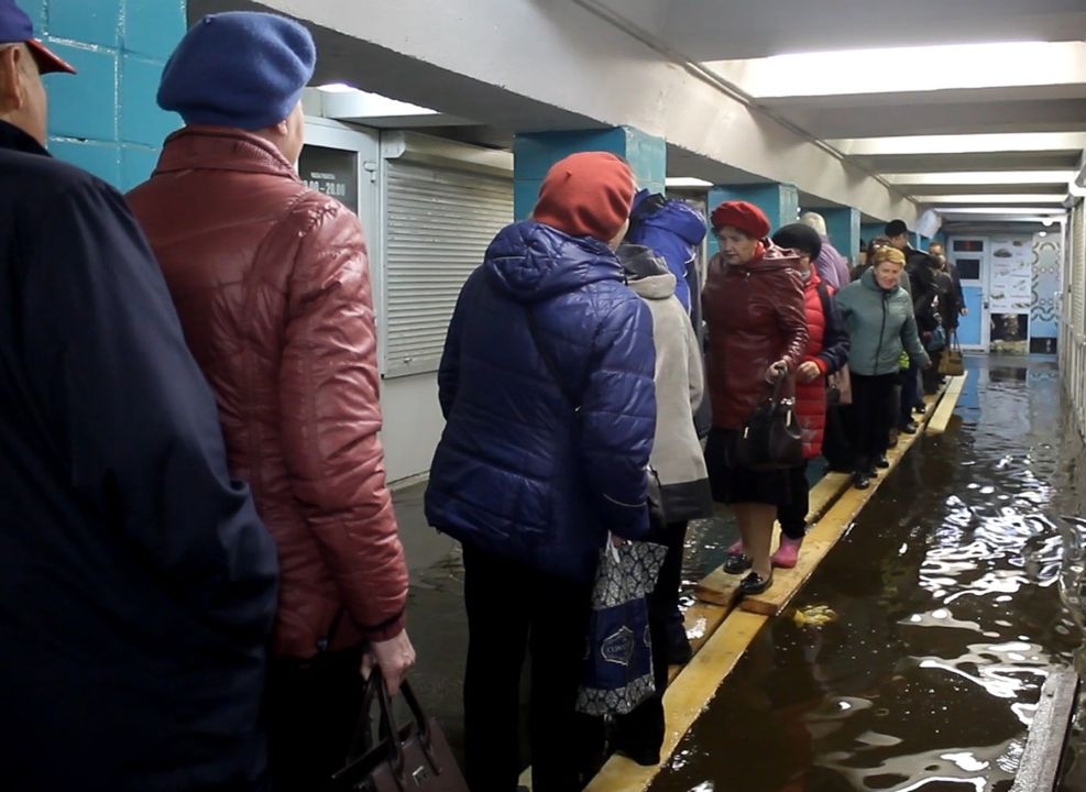 Из затопленного перехода у «Барса» начали откачивать воду