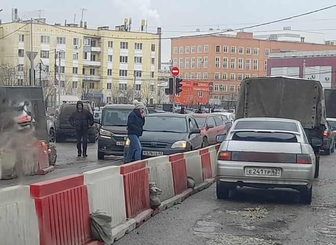 Ремонт моста через Трубеж парализовал движение по улице Каширина