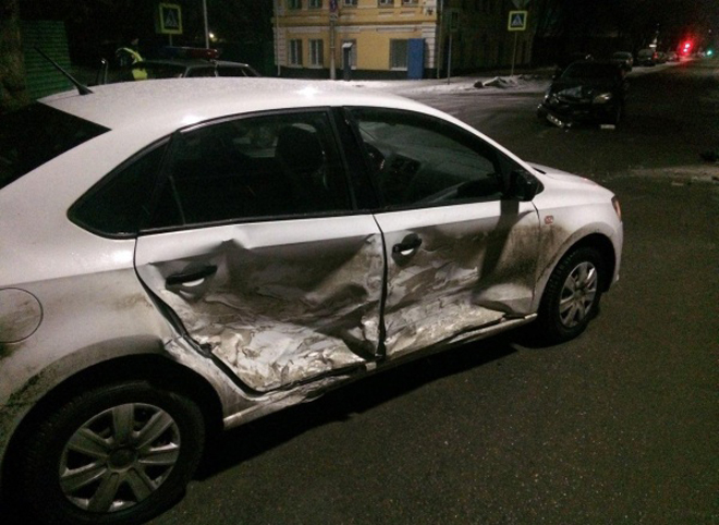 В центре Рязани водитель Chevrolet спровоцировал аварию и скрылся с места ДТП