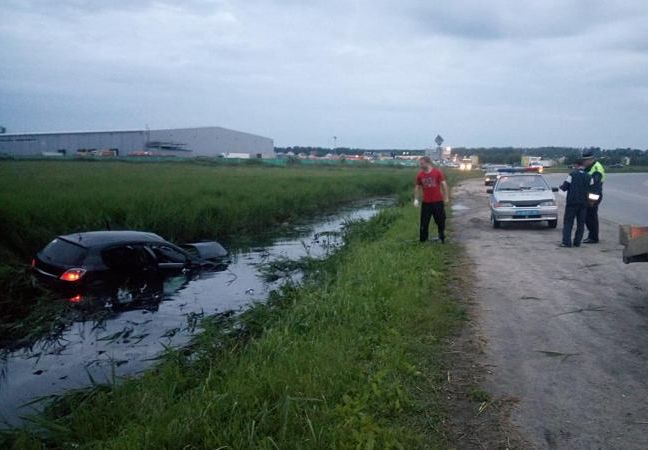 В Рыбном Opel улетел в канаву с водой