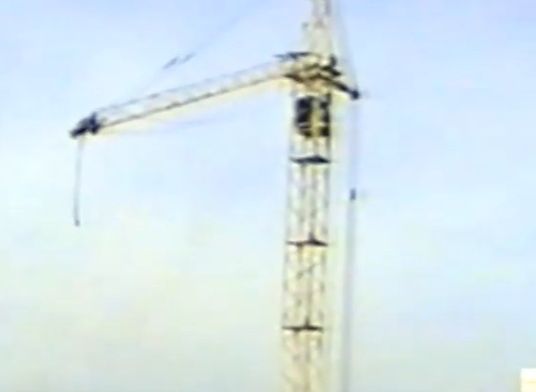 В сети появился ролик с обрушением башенного крана на окраине Рязани в 2000 году