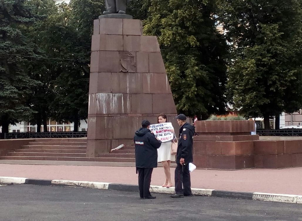Фото: обманутая дольщица устроила пикет на площади Ленина