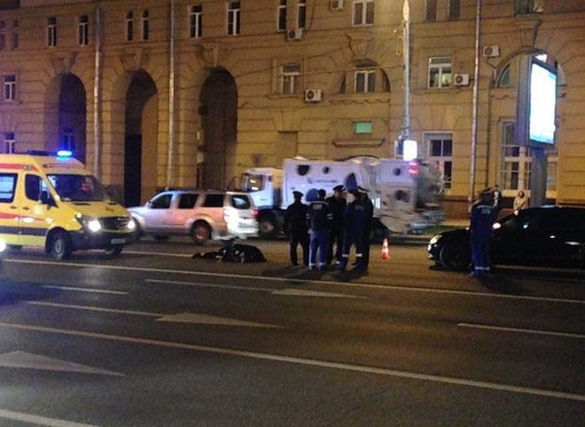 На Новом Арбате автомобиль с номерами АМР насмерть сбил сотрудника ГИБДД (видео)
