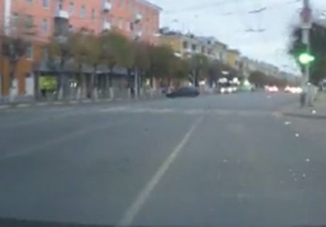 На Первомайке машину закрутило по спирали (видео)