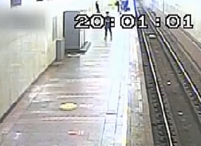 В московском метро полицейский спас упавшего на рельсы мужчину