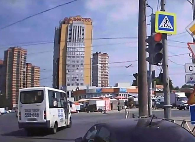 Видео: в Горроще маршрутчик проезжает на «красный», распугивая пешеходов