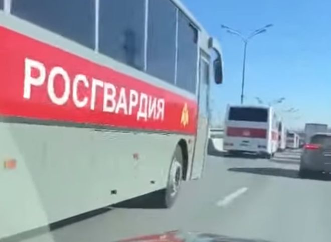 Под Москвой засняли колонну автобусов Росгвардии, ехавших в сторону столицы