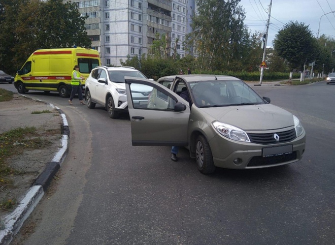 На улице Октябрьской столкнулись две иномарки, есть пострадавший