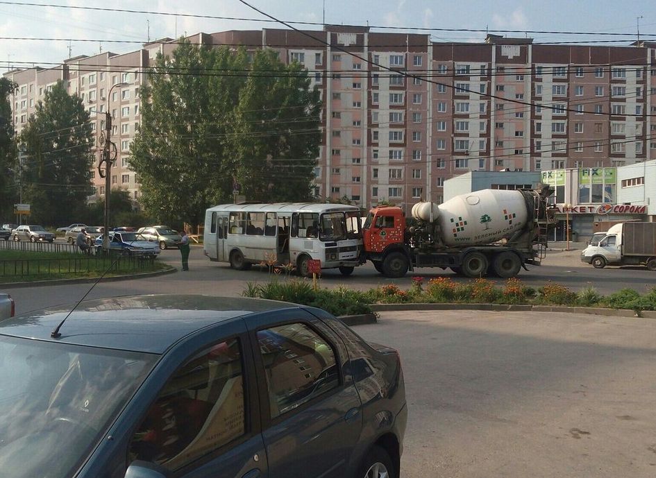 Фото: в Рязани столкнулись автобус и бетономешалка
