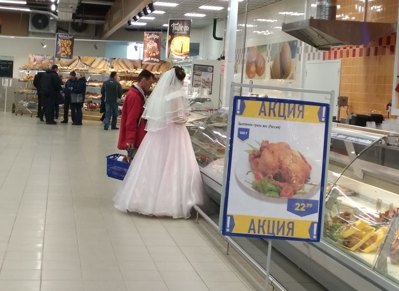Фото: невеста пришла за покупками в рязанскую «Ленту»