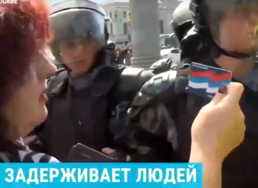 Видео: женщина из «Единой России» пытается отбить своего мужа у росгвардейцев